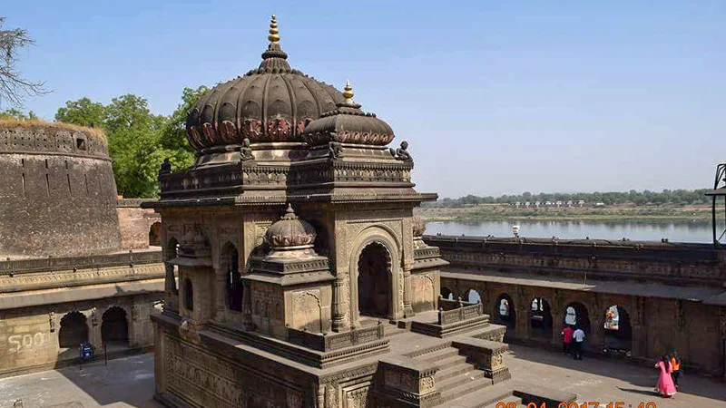 Carved stone architecture above the Narmada at Maheshwar