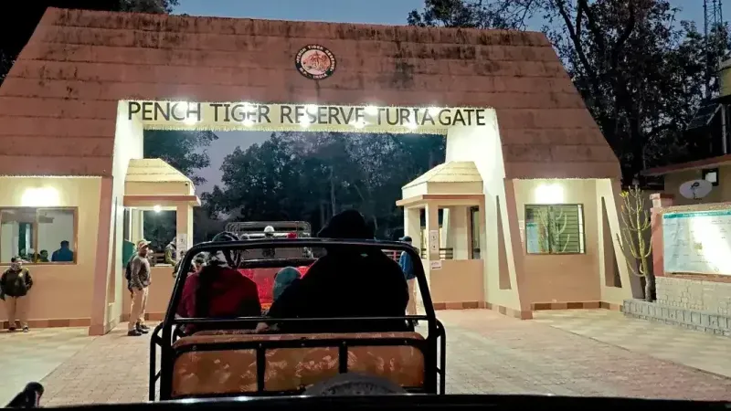 Safari vehicle entering through Turia gate in Pench