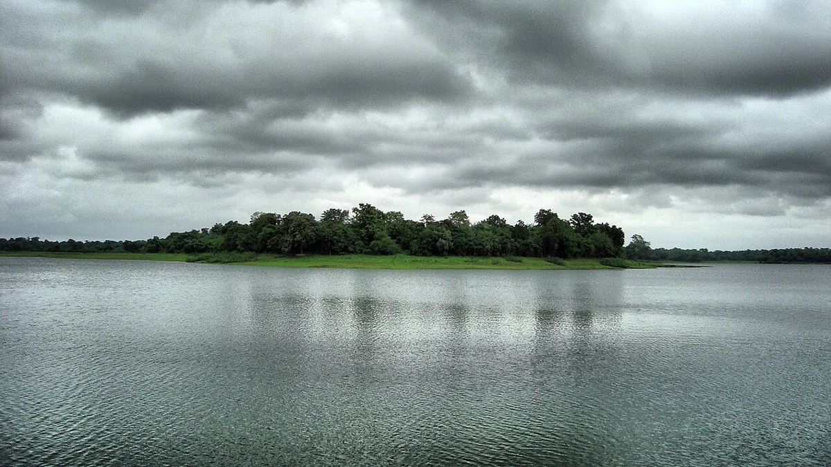 Khandari Lake in the Jabalpur area · actual photograph