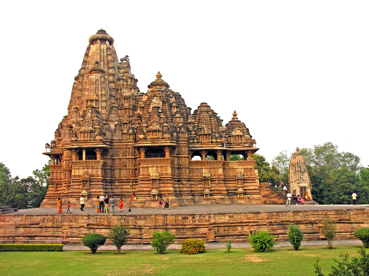 Vishvanatha Temple & Nandi in Khajuraho · actual photograph