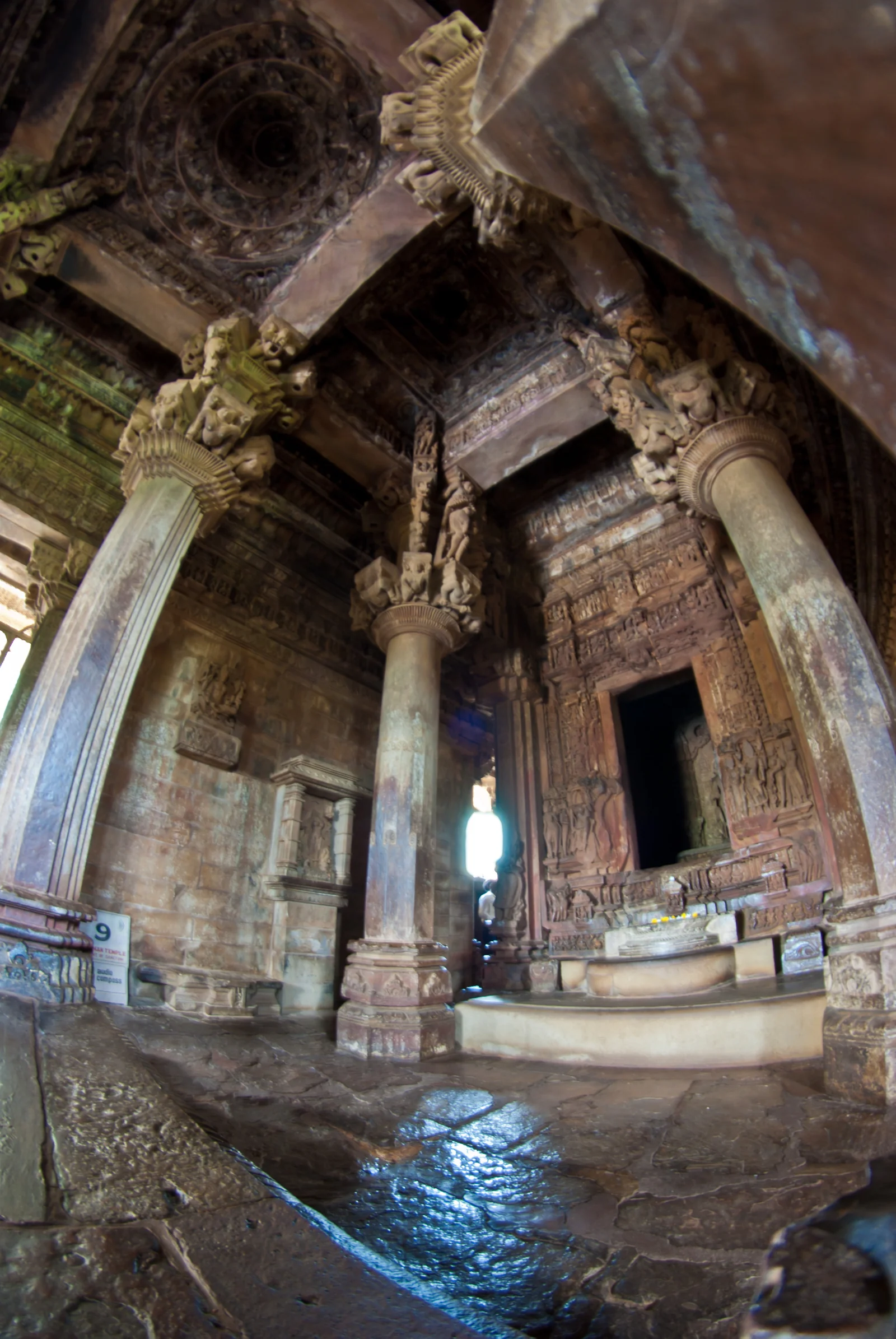 लक्ष्मण मंदिर · असली मंडप और खंभे · मूल मंदिर की दीवार और स्थापत्य · Antoine Taveneaux