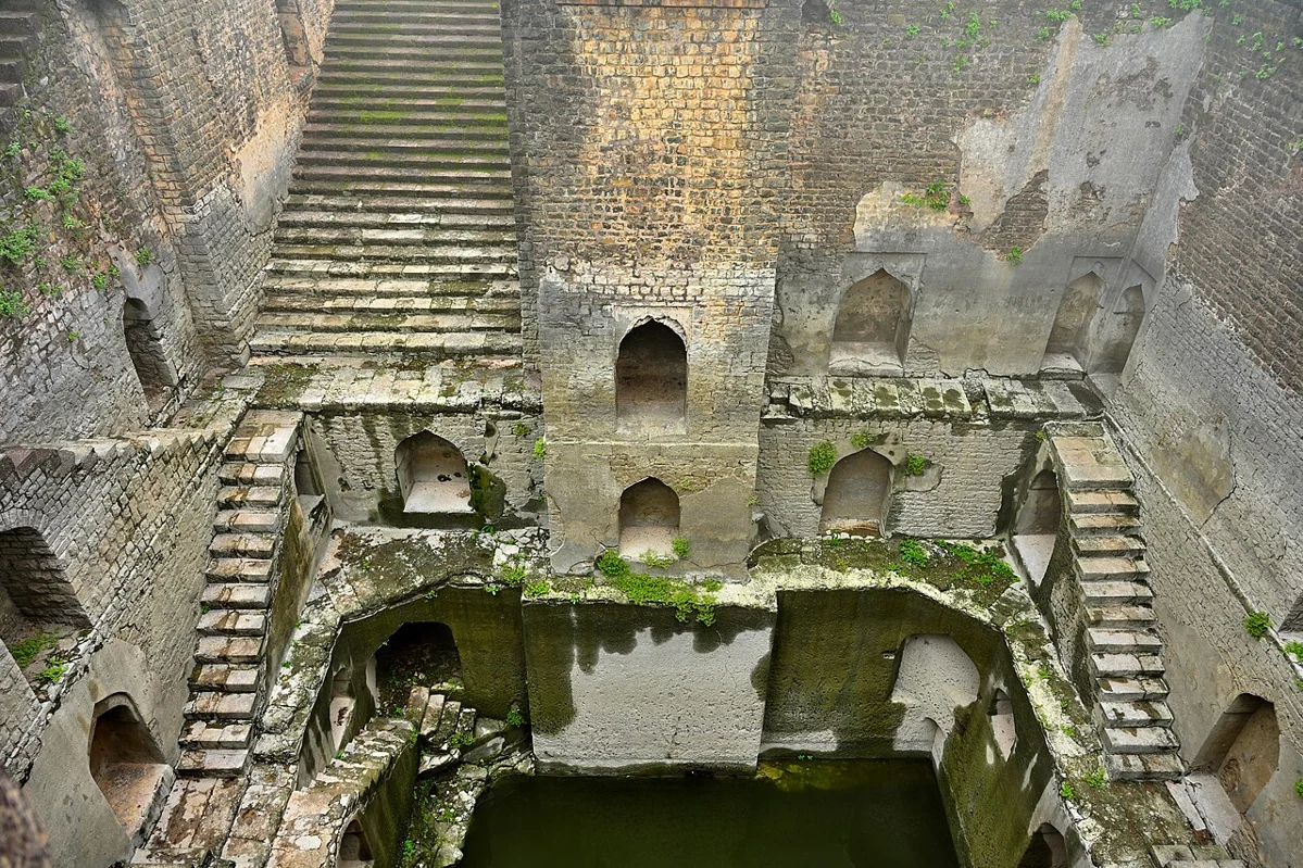 Ujali Baoli in Mandu · actual photograph